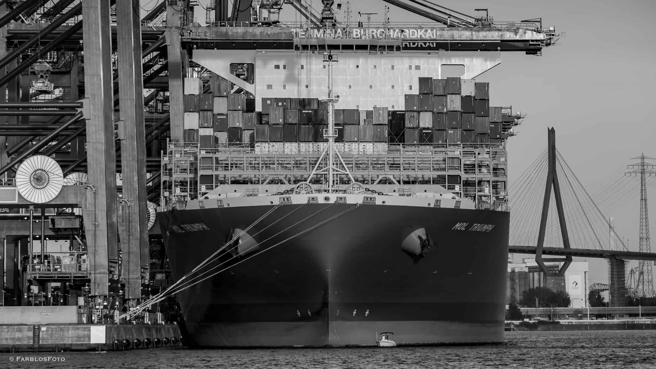 MOL Triuph in Hamburg zur Zeit größtes Containerschiff der Welt