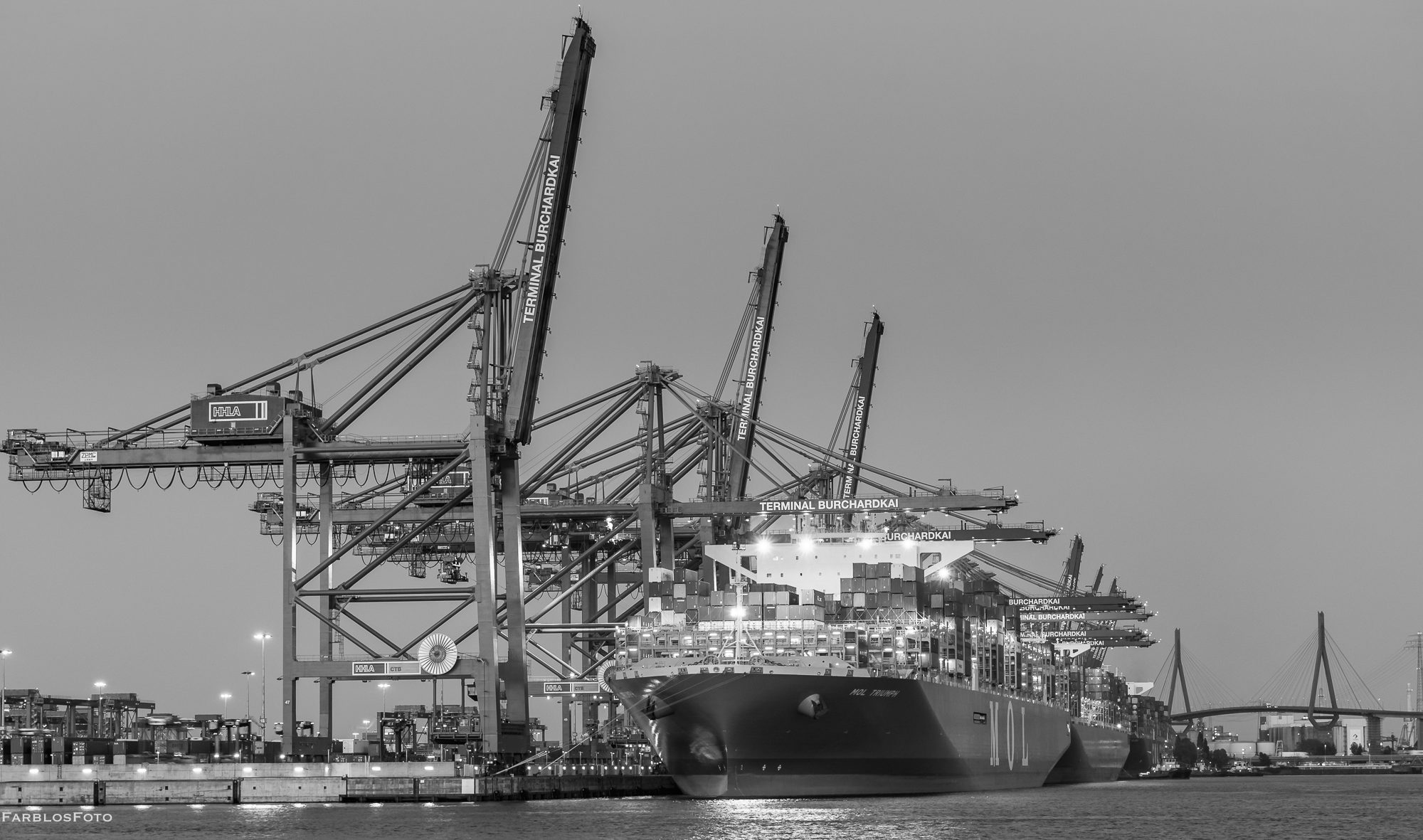 MOL Triuph in Hamburg zur Zeit größtes Containerschiff der Welt